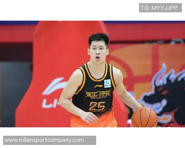 上海新援崔晓龙训练受伤将缺席揭幕战球队面临人员短缺挑战