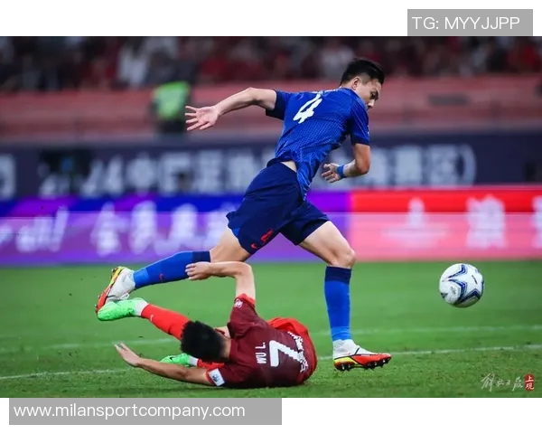 上海市足协热烈祝贺海港队在上海足球史上创造辉煌成就的壮丽篇章