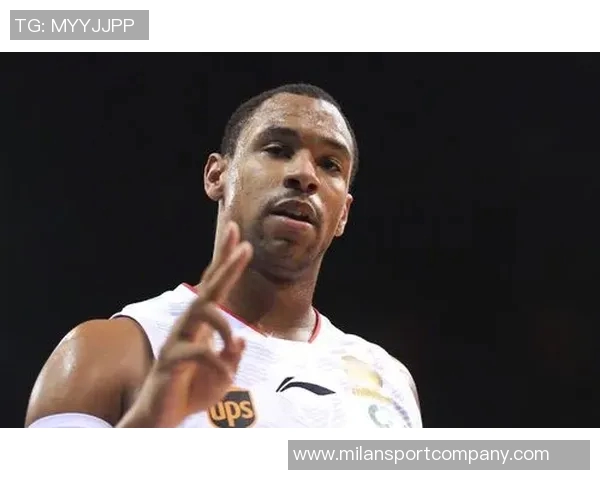 大洛专注卡位技巧努力为队友创造更好抢板机会