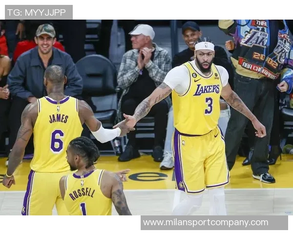 迈克布朗暂停时特别强调拉塞尔在进攻端的重要性与战术安排