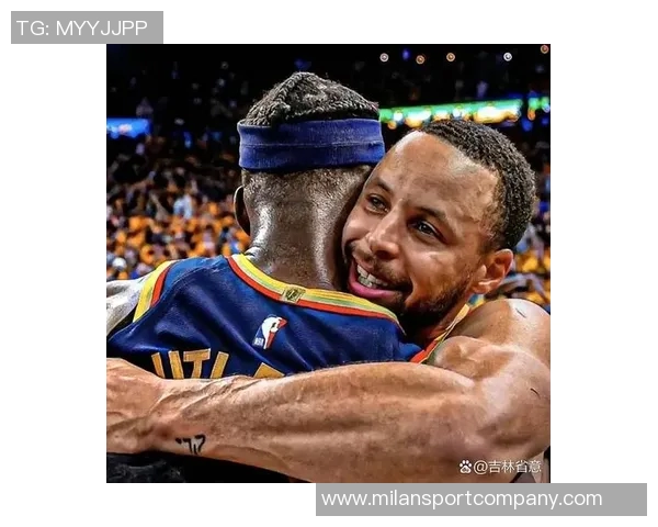 老将默契配合霍福德助攻库里精彩反篮打成21