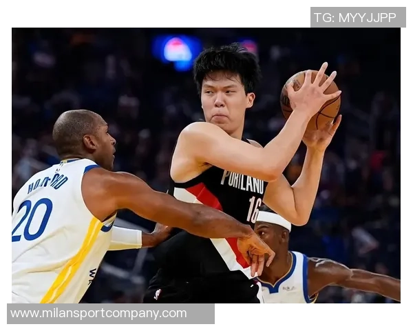 杨瀚森主动与阿夫迪亚交流翻译助力两人友好碰拳互动