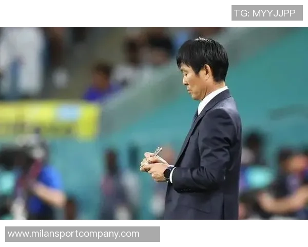 日本队3-0战胜玻利维亚球员们向执教百场的森保一献上祝福