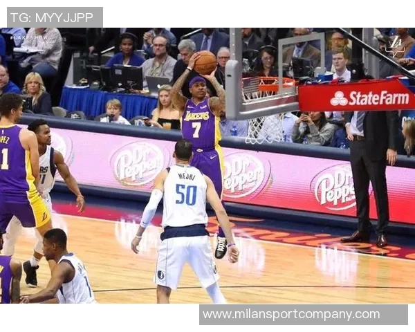 兰德尔高效发挥30分钟砍下26分9板5助助球队取得胜利